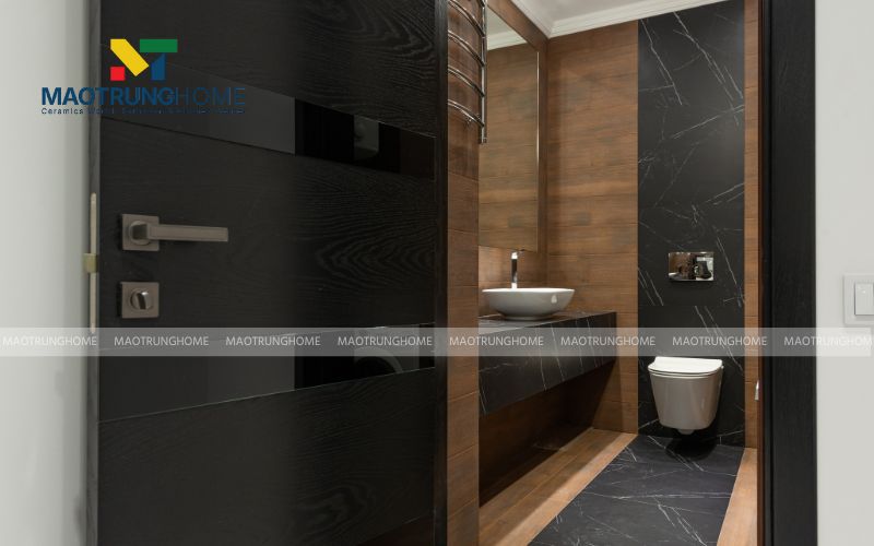 Bồn cầu đối diện cửa ra vào nhà vệ sinh