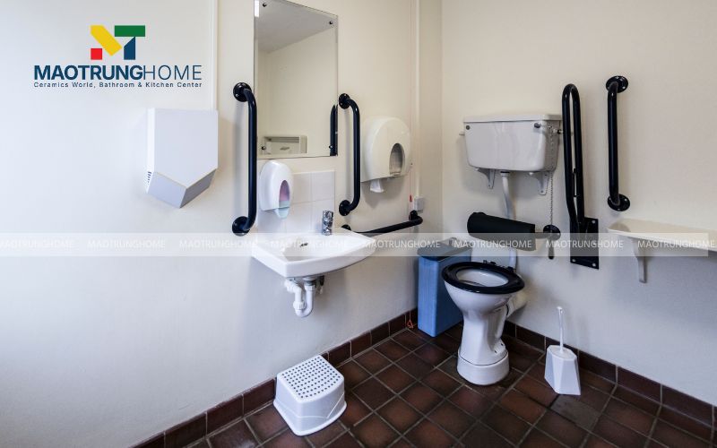 Bồn cầu đối diện gương soi