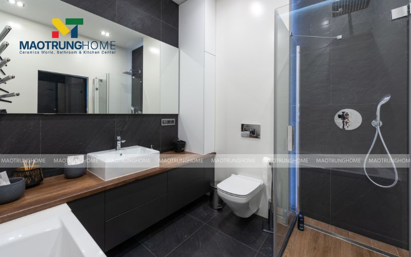 Bồn cầu đặt đối diện hoặc lưng sát tường phòng bếp