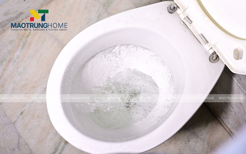 Nước chảy liên tục vào lòng bồn cầu