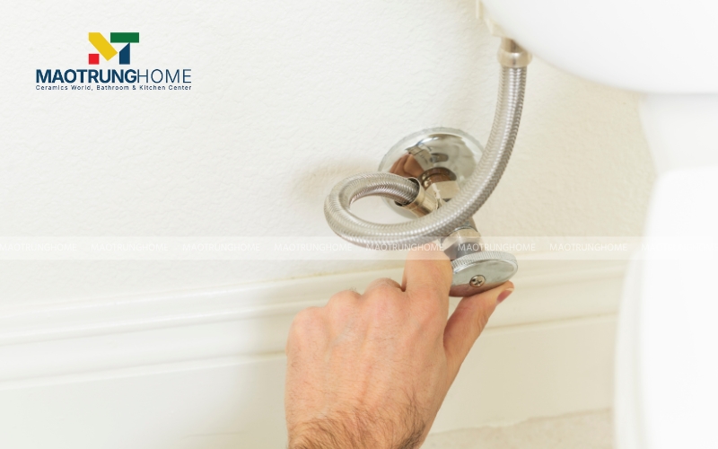 Khóa van cấp nước vào bồn cầu