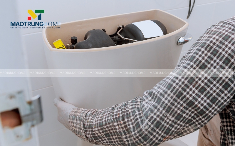 Tháo cụm van xả ra, lấy gioăng cao su đi vệ sinh sạch sẽ bằng nước