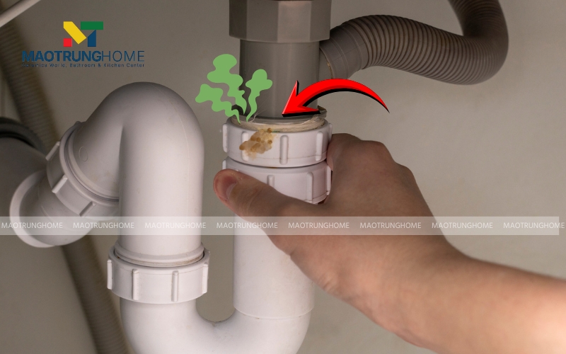 Lắp sai hoặc bỏ qua bẫy P khiến mùi từ cống chung bốc ngược lên phòng tắm