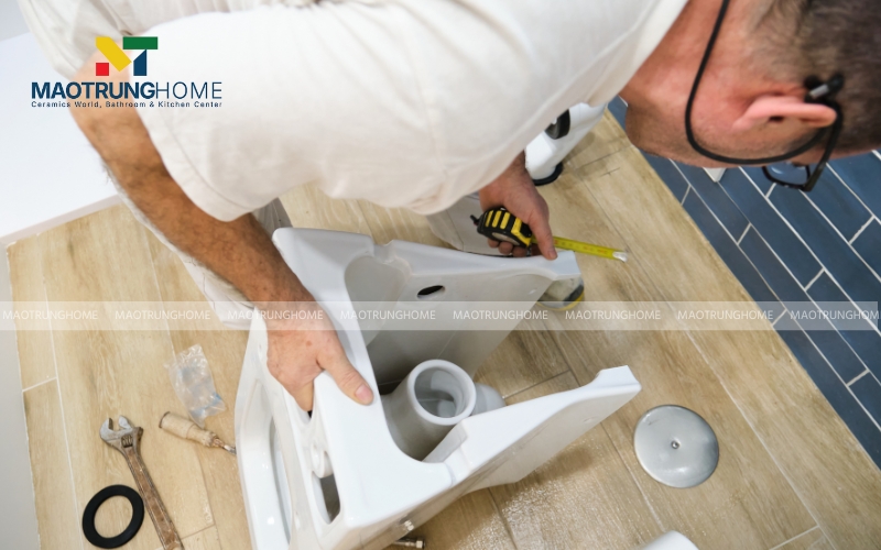 Di dời bồn cầu cũ và vệ sinh