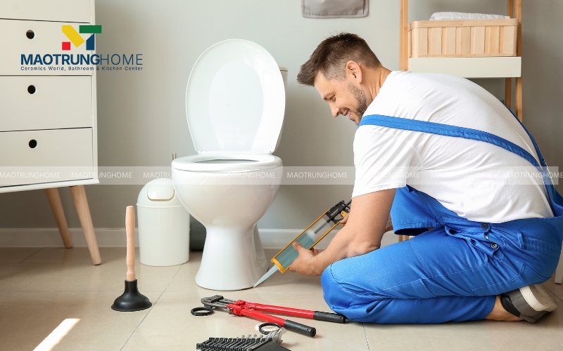 Trám keo silicon chân bồn cầu