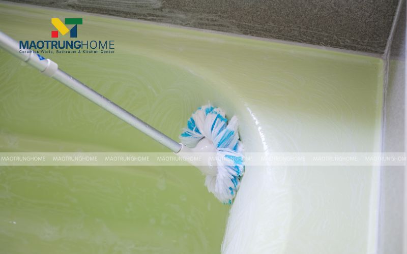 Dùng bàn chải để chà sạch các rãnh ren