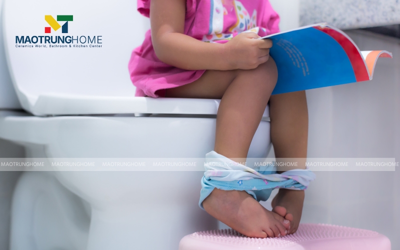 Đặt hai chân lên một chiếc ghế đẩu cao khoảng 20 đến 25cm