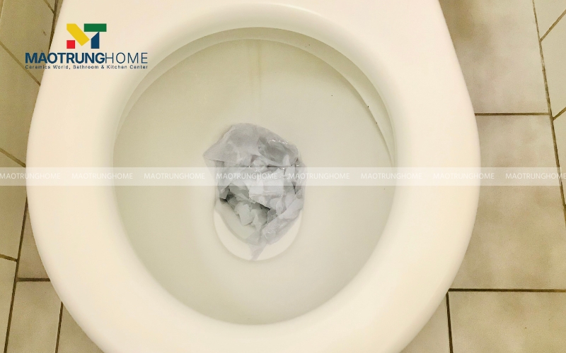 Khăn giấy ướt, giấy ăn không được để vào bồn cầu