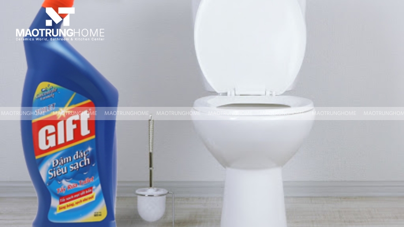 Đối với các mảng bám lâu ngày, dung dịch chuyên dụng là giải pháp nhanh chóng