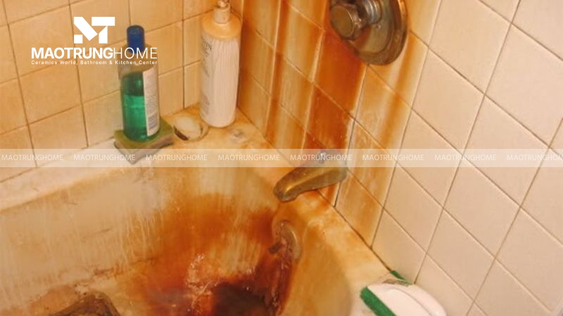 Do tích tụ cặn xà phòng và chất bẩn nên ố vàng