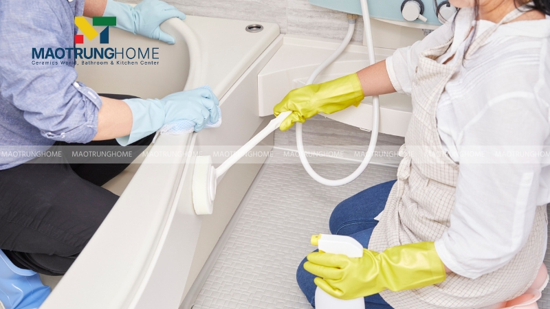 Sử dụng dung dịch tẩy rửa bồn tắm chuyên dụng