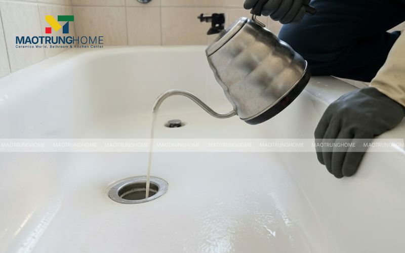 Đổ nước sôi từ từ vào miệng cống