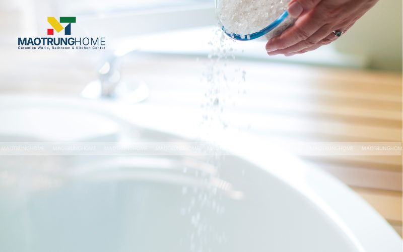 Đổ khoảng 120g bột baking soda khô trực tiếp vào miệng cống