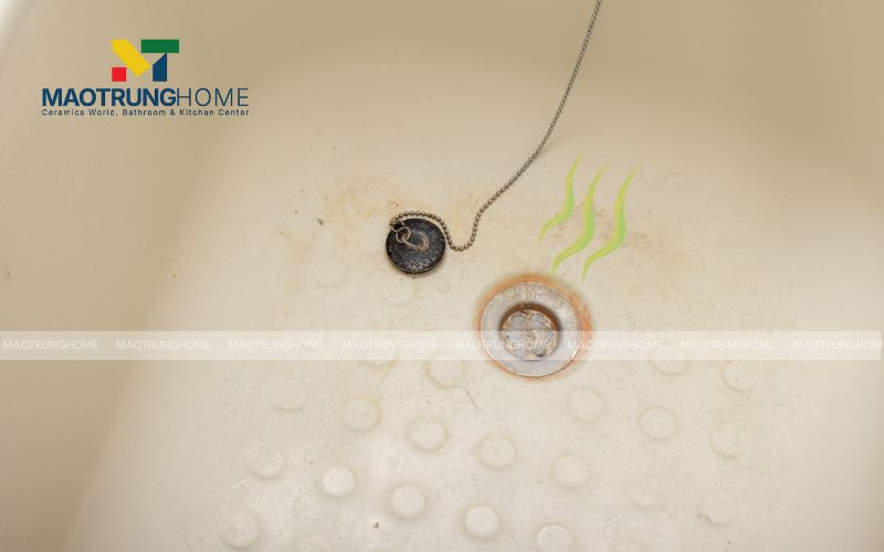 Mùi hôi thối nồng nặc bốc lên từ cống