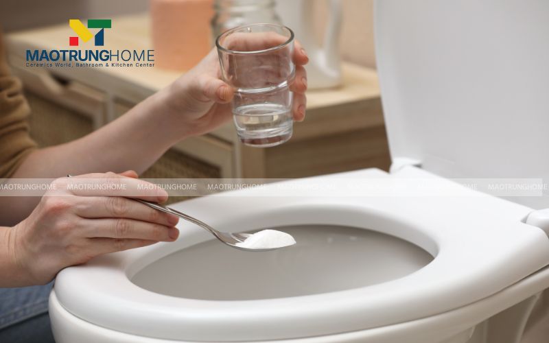 Trộn baking soda với giấm trắng theo tỷ lệ để khử vàng bồn cầu
