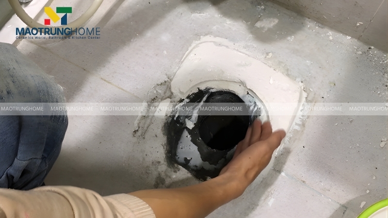 Bạn cần xác định kỹ khoảng cách từ tâm bồn cầu đến tường hai bên