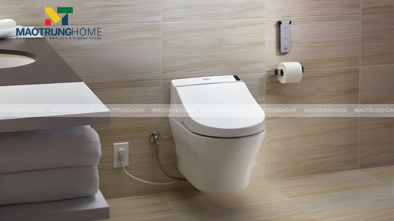 Bạn cần có một ổ cắm điện 3 chấu có dây nối đất được lắp đặt gần vị trí bồn cầu để đảm bảo an toàn