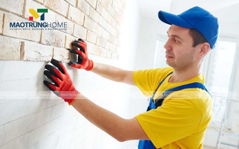 Bạn nên ốp gạch tường trước, lát gạch nền sau.