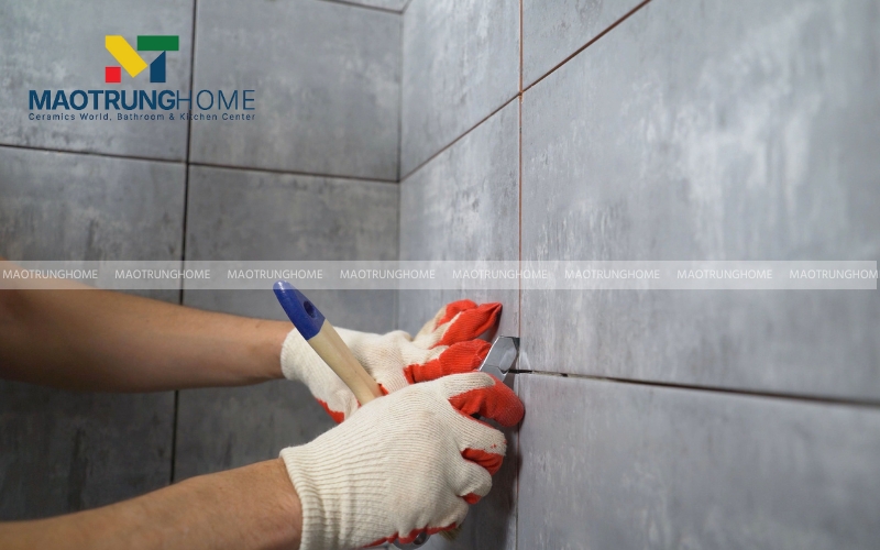 Tiến hành ốp gạch và chà ron