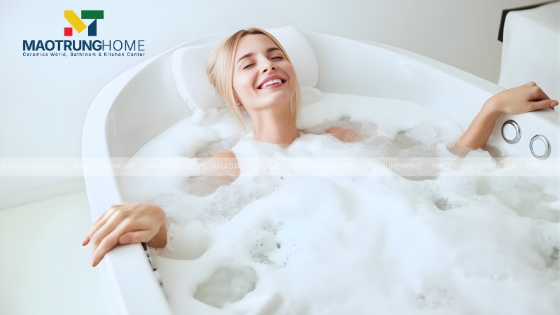 Ngâm mình trong nước ấm giúp thư giãn cơ bắp