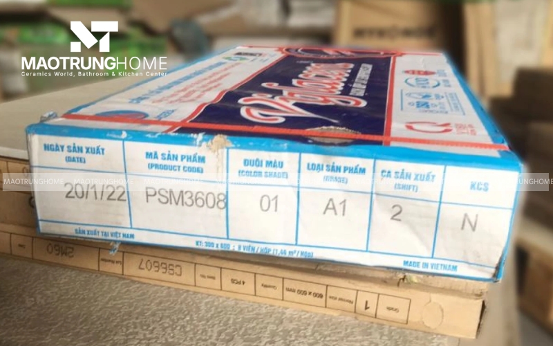 Kiểm tra thông tin quan trọng trên vỏ thùng gạch