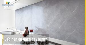 Bếp nên ốp gạch hay kính? So sánh chi tiết ưu nhược điểm 2025