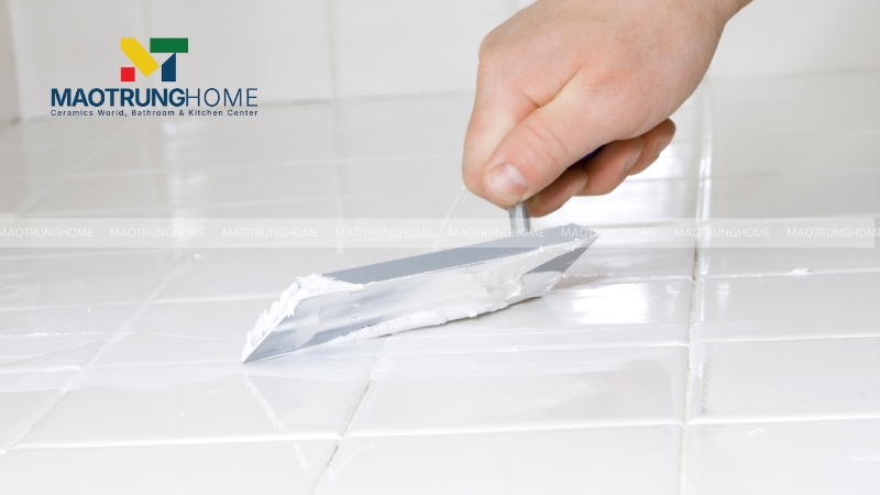 Thi công trét keo vào mạch gạch