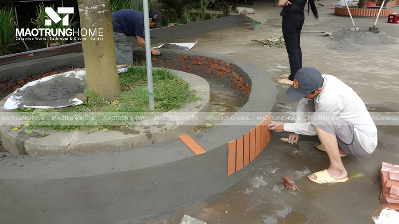 Thi công gạch ốp cột tròn đòi hỏi tay nghề cao và sự tỉ mỉ của người thợ