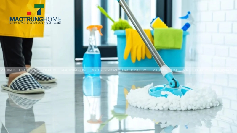 Việc vệ sinh sàn nhà sai cách cũng có thể gây hư hại cho bề mặt gạch và ron
