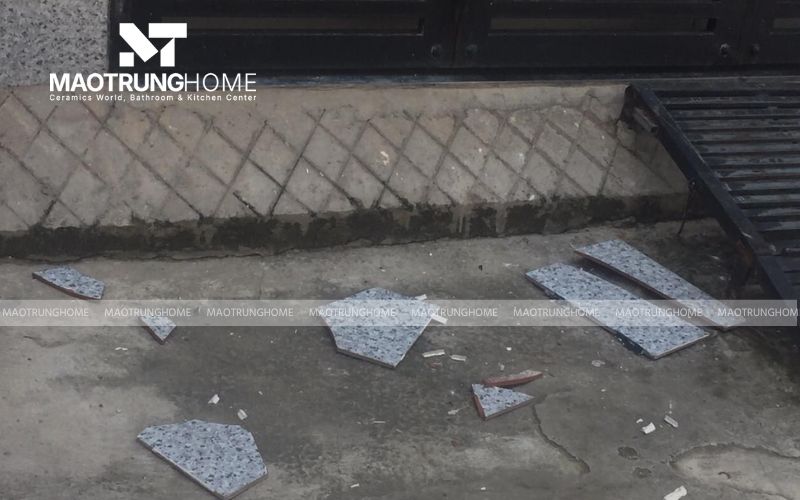 Gạch rơi từ trên cao có thể gây thương tích nghiêm trọng