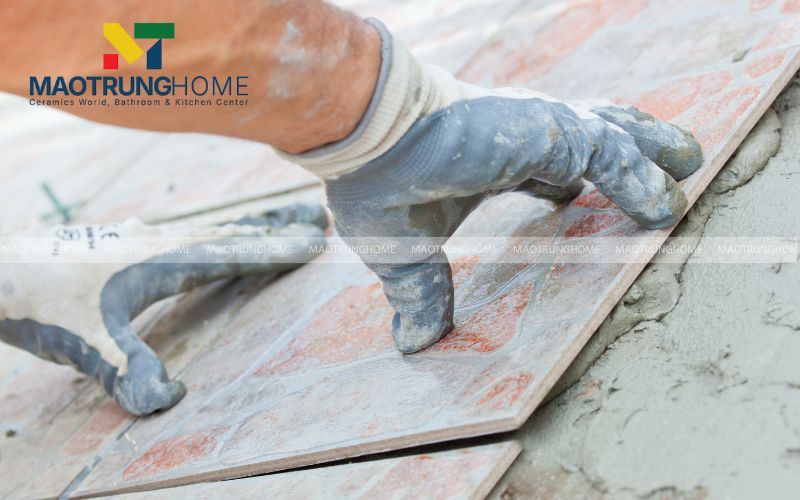 Gỡ bỏ gạch cũ và vệ sinh bề mặt tường