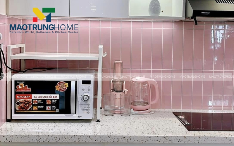 Gạch màu hồng ốp nhà bếp