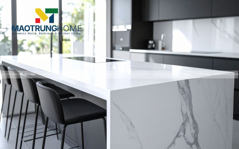 Kích thước vuông này thường được sử dụng để ốp đồng bộ với gạch lát nền