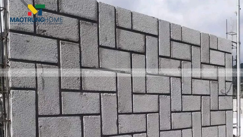 Bạn nên ưu tiên gạch bề mặt mờ (matt) hoặc sần nhẹ