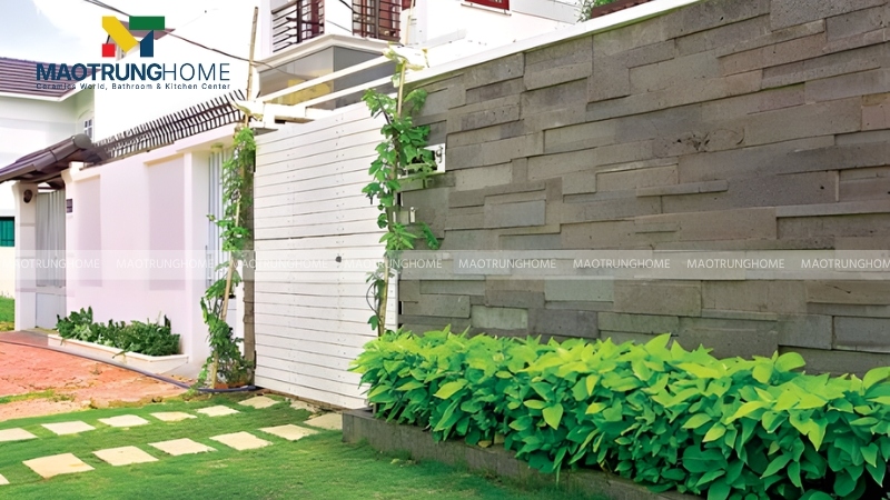 Kích thước gạch cần tương xứng với diện tích tường rào