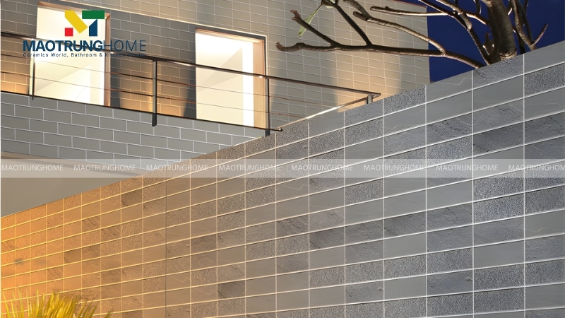 Màu sắc gạch tường rào nên được lựa chọn dựa trên màu sơn tường nhà