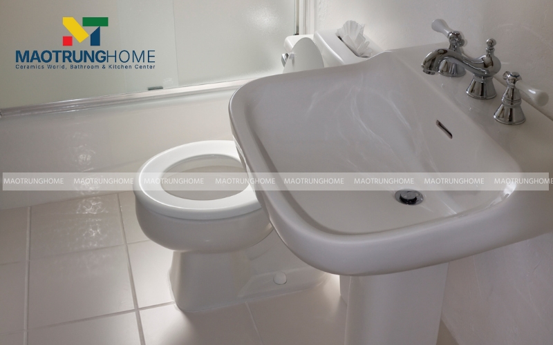 Nhà vệ sinh đơn giản với nội thất bằng men trắng