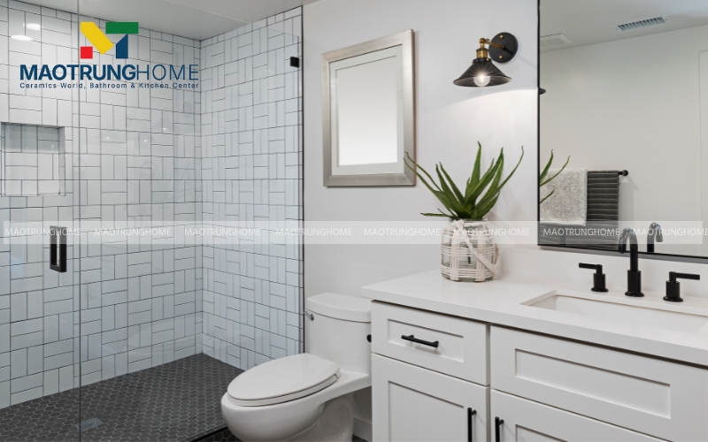 Mẫu nhà vệ sinh master có bồn tắm đặt cạnh cửa sổ