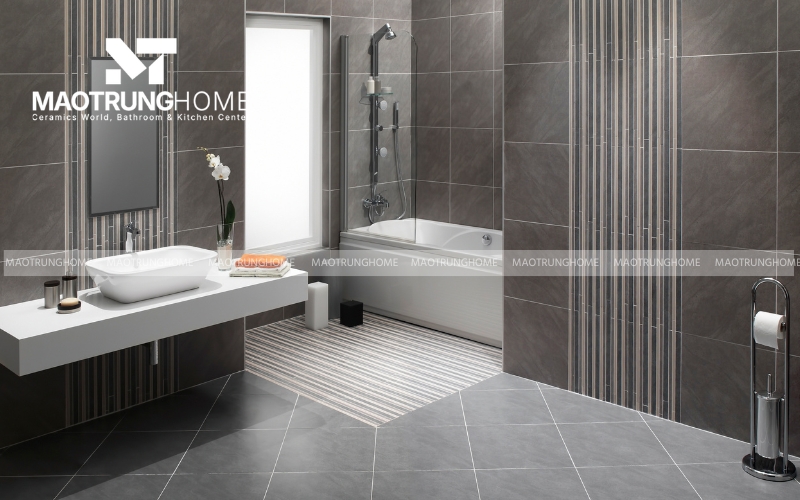 Mẫu nhà vệ sinh master có bồn tắm đặt cạnh cửa sổ