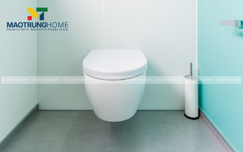 Nhà vệ sinh tối giản với thiết bị treo tường