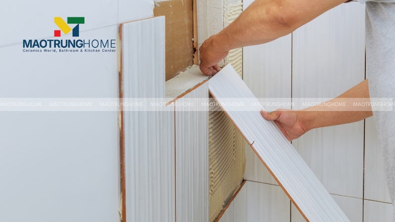 Tiếp tục ốp các hàng gạch