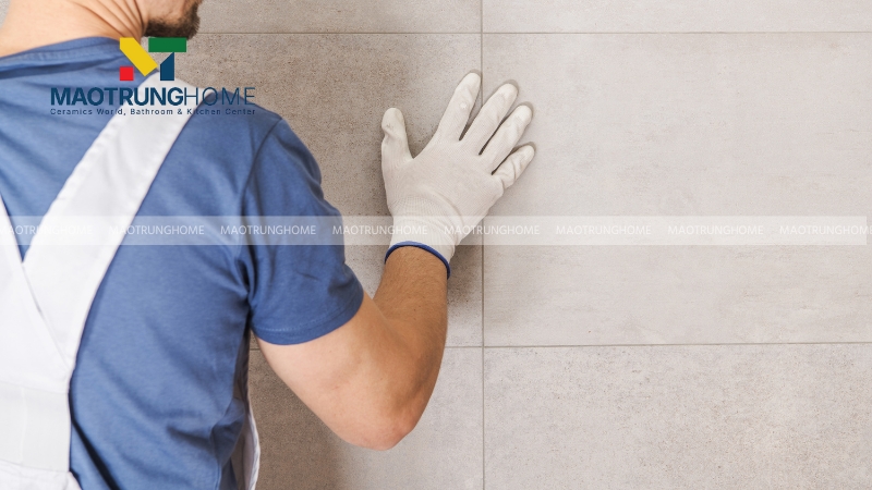 Kiểm tra lại toàn bộ bề mặt, đảm bảo gạch phẳng