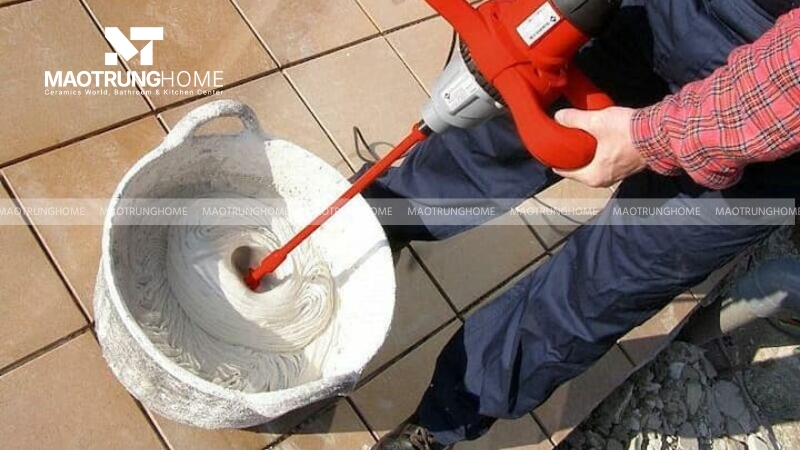 Trộn keo dán gạch theo đúng tỷ lệ