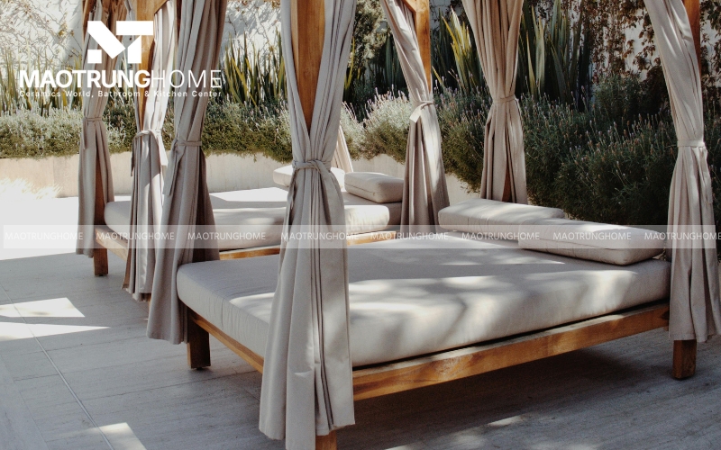 Không gian thư giãn ban công hiện đại với gạch lát tông ghi xám