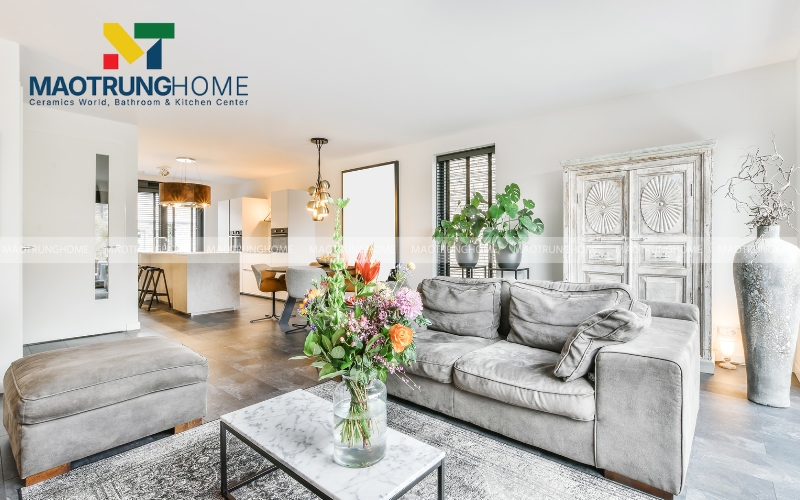 Gạch lát nền màu ghi xám mang lại sự tĩnh lặng và chiều sâu tinh tế cho ngôi nhà