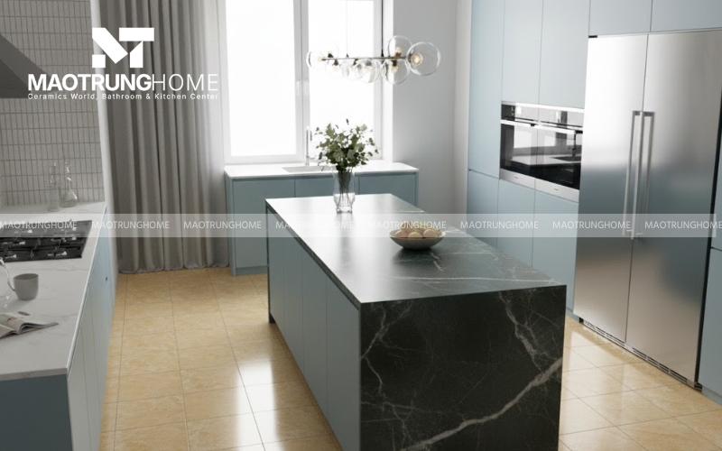 Không gian bếp ấm cúng, sang trọng với gạch vàng dễ vệ sinh