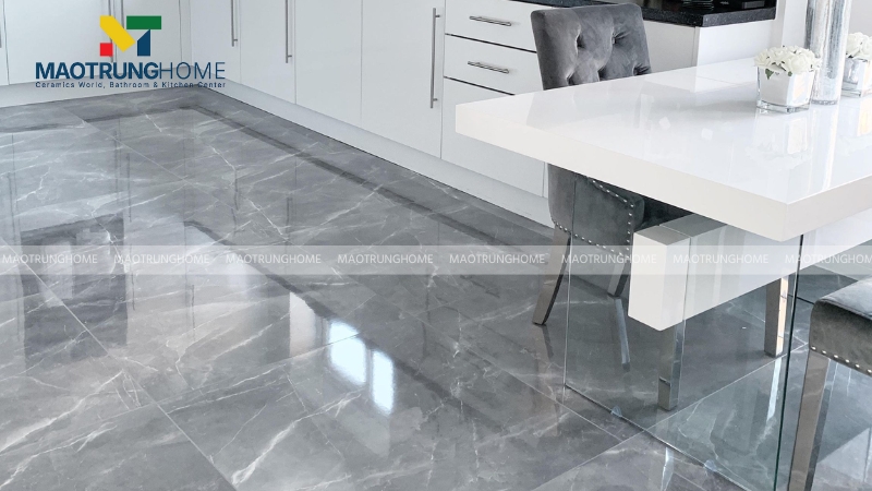 Mẫu gạch lát nền màu xám trắng cho phòng bếp