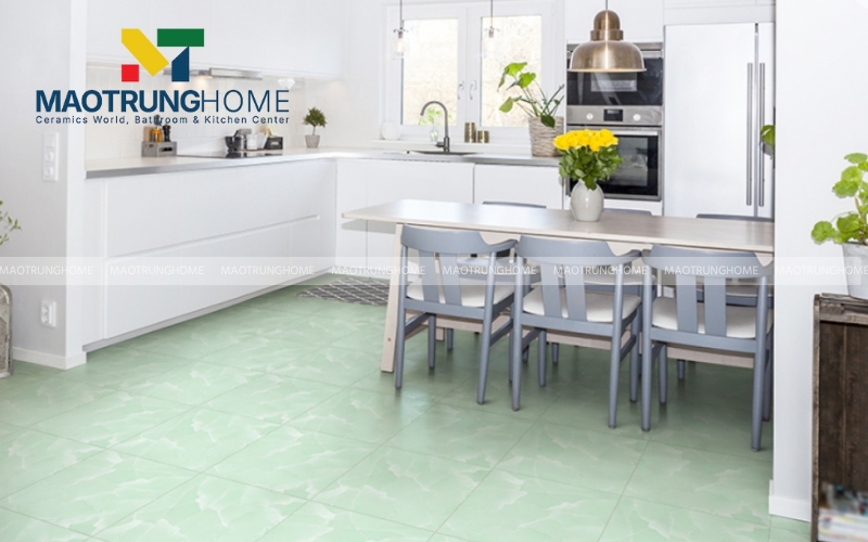 Sự kết hợp giữa gạch xanh mờ và tủ bếp gỗ