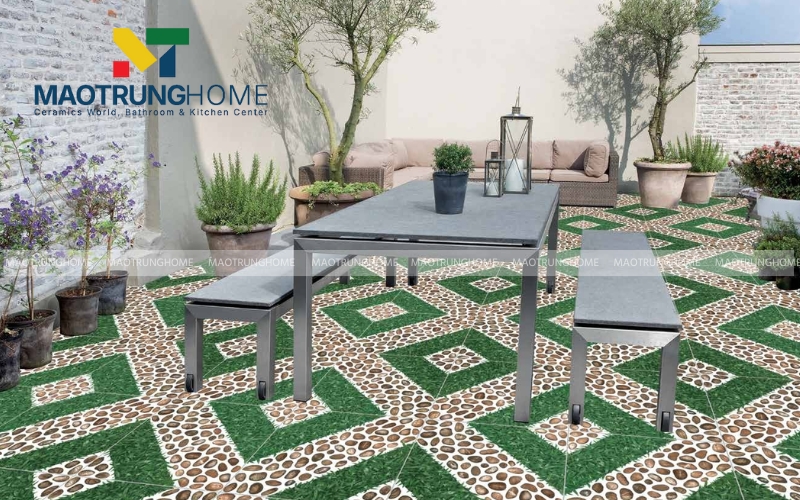 Ban công rực rỡ sức sống với nền gạch xanh chịu thời tiết