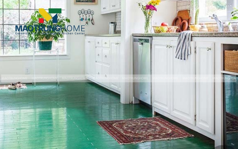 Bếp xinh sạch sẽ với gạch lát nền màu xanh rêu chống bám bẩn